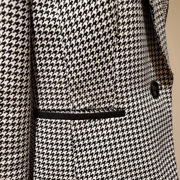 ONE BUTTON BLACK AND WHITE CHECKED PATTERN JACKET ( SIZE 8) - Picture 7 of 10